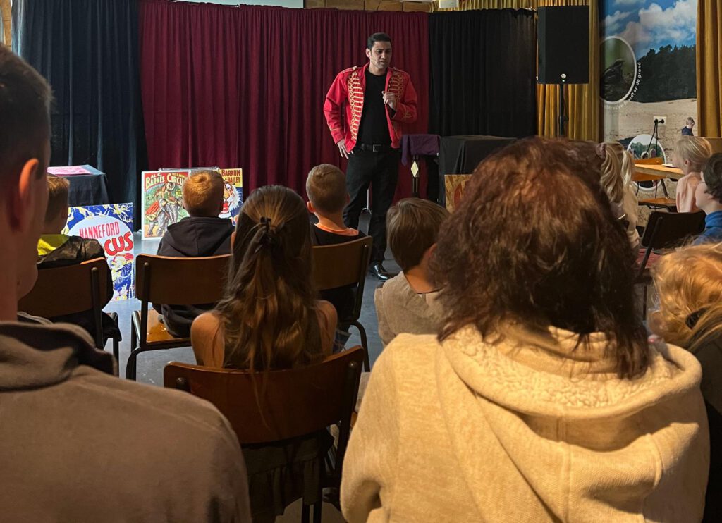 Aires geeft een leuke show voor de kinderen op Europarcs de Wije Wereld