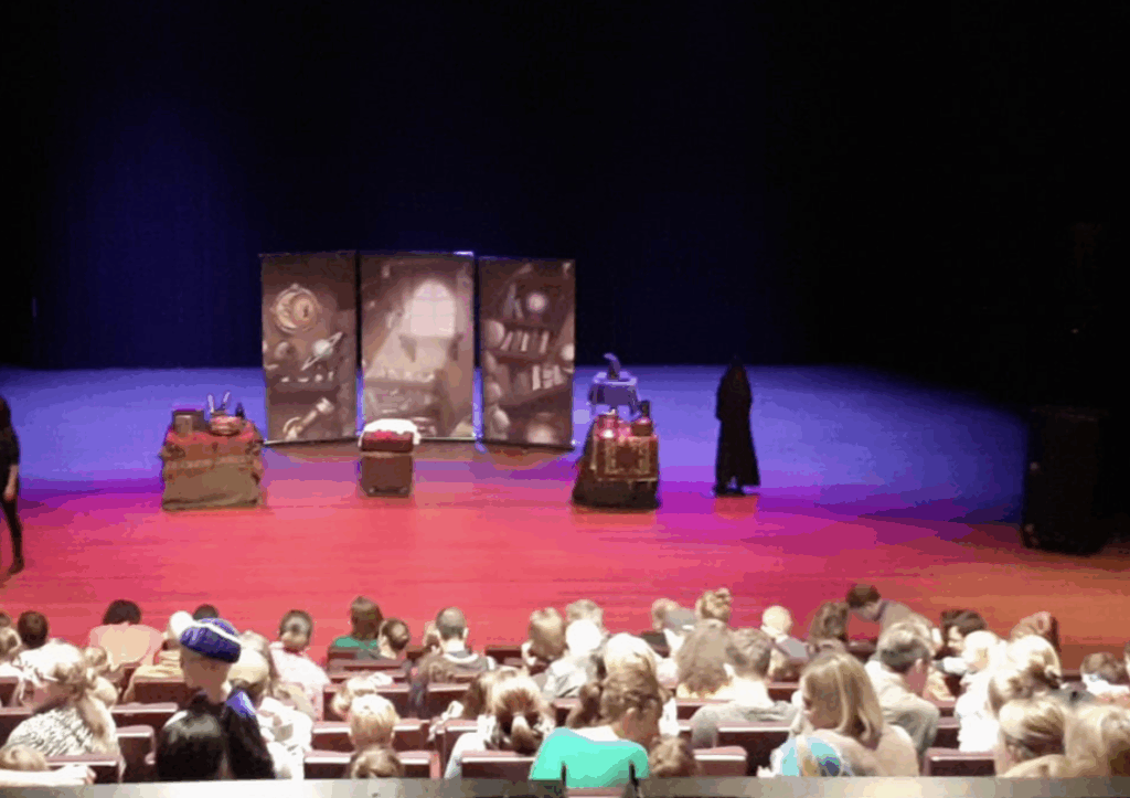 Een spannede kindervoorstelling in her theater van Aires Hovens
