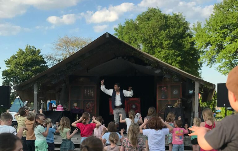 Aires geeft een voorstelling voor veel kinderen op een park