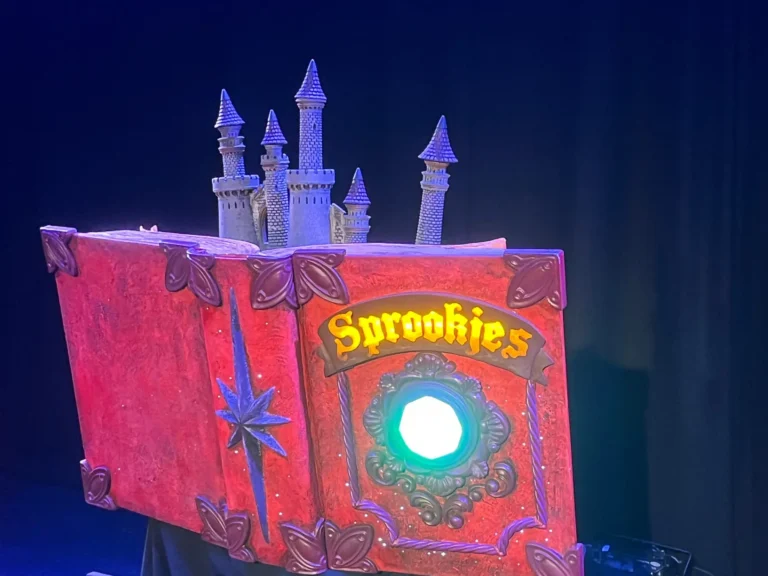 Het grote sprookjesboek open tijdens de voorstelling