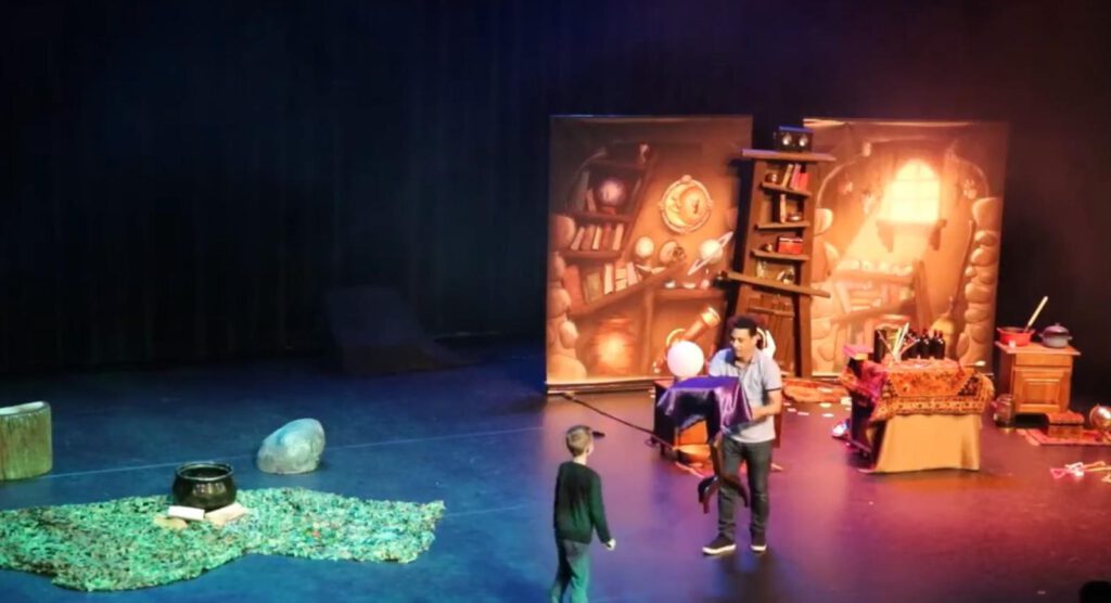 Aires treed op in het theater